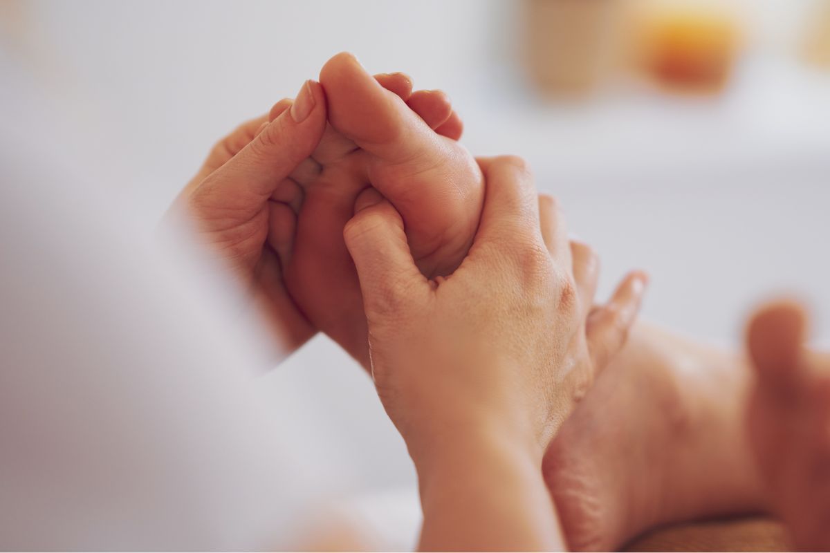 Therapist working on a guest's foot during a treatment at Rio Grande 87 Spa