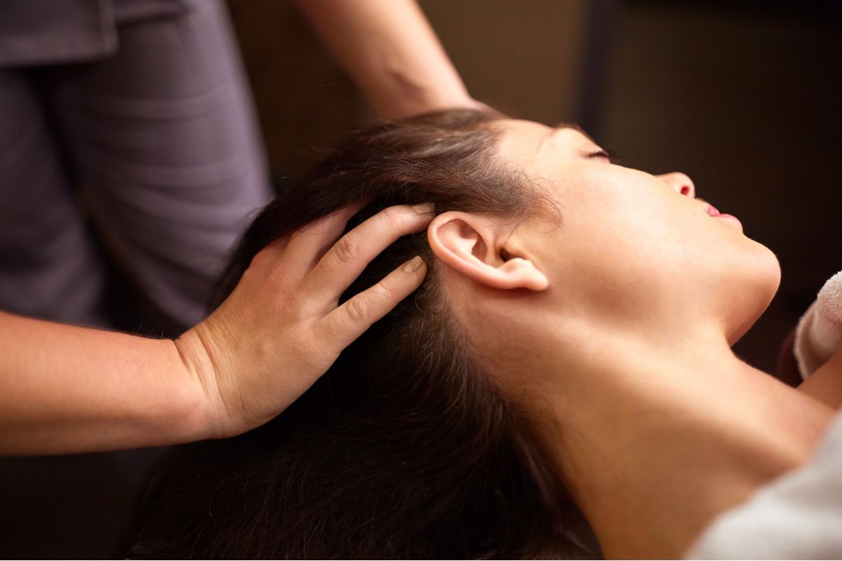 Therapist giving a relaxing scalp massage during a head spa treatment at Rio Grande 87 Spa on the Upper East Side